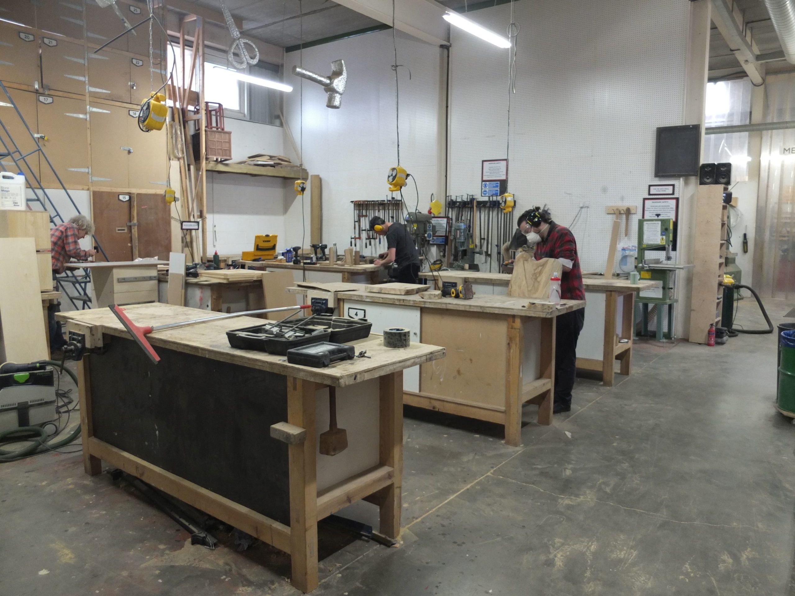 Menschen bauen mit Holz in einer Werkstatt