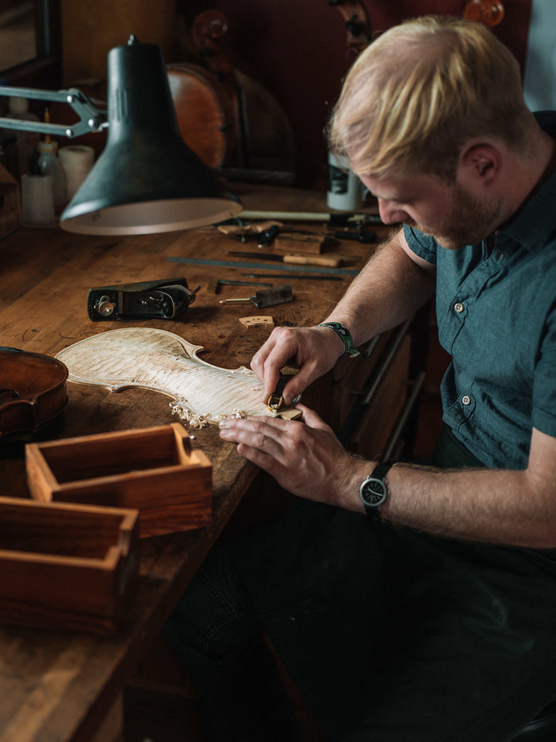 Geigenbauer Lukas Kehnen werkelt an einer Geige